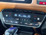 【オートエアコン】一度お好みの温度に設定すれば、車内の温度を検知し風量や温度を自動で調整。暑い&hellip;寒い&hellip;と何度もスイッチ操作をする必要はありません。快適な車内空間には必須の機能ですね♪
