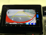 後退時に車両の後ろ側をモニター画面に表示します。車庫入れが苦手な人もこれで安心♪