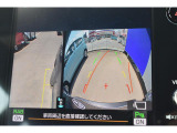 シフトレバーをリバースにすると連動してバックカメラ、サイドカメラ映像&バックセンサーに切り替わります。スイッチ一つでフロントカメラへの切り替えも出来ます