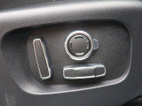 電動パワーシートですので運転中のシート調節も安全に行えます。微調整も可能ですのであなただけのドライビングポジションを実現します。