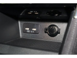 小物の収納に便利なセンタートレイには携帯等のデバイスの充電可能なUSB出力電源付です。