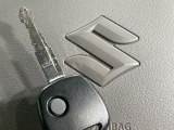 【キーレス】少し離れた場所からでもボタン一つでドアの開錠・施錠ができるのでとっても便利!ドアの鍵穴周りに傷をつけることもありません♪