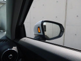 アウディサイドアシスト『後方の死角を並走する車両を検知しドアミラーの内側のLEDが点灯。ドライバーに注意を促し事故を未然に防ぐシステムです。』