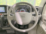 インテリアに合わせたデザインのステアリングは、運転される方のことも考え、運転しやすい形状、大きさです。是非一度、実際に触ってお確かめください。
