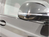 BMWのミラーは車種によって異なりますがレーンチェンジウォーニングが装備されております。詳しくは当店スタッフまでお問い合わせくださいませ。