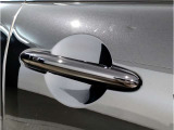 【スマートキー】車両のキーをカバンやポケットに入れたまま、お車の開閉が可能で御座います。お車の前に立ってキーを探す必要が御座いません。