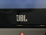 【JBLサウンドシステム】メーカーオプションの高品位サウンドシステムを搭載。専用のチューニングが施された大小様々なスピーカーから良質なサウンドが奏でられ、臨場感あふれる音響空間を演出します。