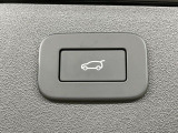電動リアゲートは、ボタンやリモコンでバックドアを自動開閉できる機能です。楽に開閉でき、ゲートが開く高さの記憶や安全のための挟み込み防止機能も備えています。