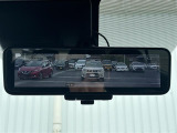 【デジタルインナーミラー】車両後方カメラの映像をミラーに映すことが出来ます。 そのため、後席に人や荷物があって後方が見えづらい場合でもしっかり視界を確保することが出来ます。