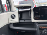 【小物入れ】車内の小物入れが充実しており、スマホや財布などの収納に便利です。快適なドライブをサポートします。