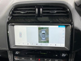 車を真上から見下ろしているような映像を画面に映します。周囲360度の死角をすべて確認できるため、狭い道でのすれ違いやバック駐車も怖くありません。障害物がひと目でわかり、大きな車体でも安全に運転できます