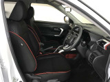 高いホールド性で運転姿勢が安定します。長距離ドライブでも疲れにくいのが魅力です。快適なドライビングライフをお送りください♪