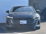 シングルフレームグリルはAudiの象徴的なデザイン要素であり、一目でAudiとわかるスタイル、大きくて迫力のある形状が車のスポーティな印象を強調しており、魅力的なデザインとなっています。