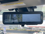 【スマートリヤビューミラー】後席の大きな荷物や同乗者で後方が確認しづらい時でも安心!カメラが撮影した車両後方の映像をルームミラー内に表示。クリアな視界で状況の確認が可能です!
