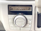 【オートエアコン】一度お好みの温度に設定すれば、車内の温度を検知し風量や温度を自動で調整。暑い&hellip;寒い&hellip;と何度もスイッチ操作をする必要はありません。快適な車内空間には必須の機能ですね♪