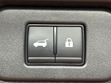 【パワーバックドア】スマートキーや運転席のボタンを押すだけでリアゲートが自動で開閉します!荷物を持っている時や、高い位置にあるバックドアを閉める際に便利な機能です♪