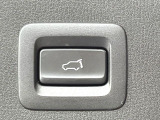 【パワーバックドア】スマートキーや運転席のボタンを押すだけでリアゲートが自動で開閉します!荷物を持っている時や、高い位置にあるバックドアを閉める際に便利な機能です♪