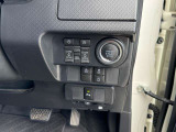 【両側パワースライドドア(ウェルカムオープン機能)】降車時にスイッチで予約しておけば、乗車時にアクセスキーを持ってクルマに近づくだけで、パワースライドドアが自動で解錠しオープンします!