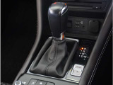 【シフトレバー】シフトもとても操作しやすいデザインになっております。運転する人の事を第一に考えた操作性の高い仕様です。