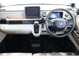 操作性に優れた運転席となります!小物入れや各ボタンの配置にこだわり、使いやすいです!座り心地もよく視認性も良好なのでロングドライブもお任せ下さい!