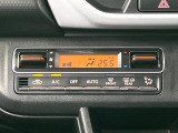 【オートエアコン】一度お好みの温度に設定すれば、車内の温度を検知し風量や温度を自動で調整。暑い&hellip;寒い&hellip;と何度もスイッチ操作をする必要はありません。快適な車内空間には必須の機能ですね♪