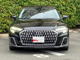 Audiデザインの特徴であるシングルフレームグリルが存在感を主張します。