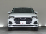 Audiデザインの特徴であるシングルフレームグリルが存在感を主張します。