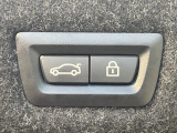●電動リアゲート:ワンタッチでリアゲートの開閉ができ、荷物などで両手が塞がっている状態でも簡単に開閉ができる便利機能です。