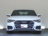 Audiデザインの特徴であるシングルフレームグリルが存在感を主張します。