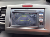 後退時に車両の後ろ側をモニター画面に表示します。車庫入れが苦手な人もこれで安心♪