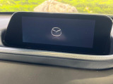 【8.8インチマツダコネクト】車内の雰囲気にマッチした大型のディスプレイ。スマホ接続でのナビ使用やBluetooth再生等、様々な機能が楽しめます。直感的なダイヤル操作が可能で、使い勝手も良好です。