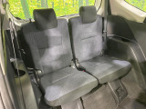 床下収納式のサードシートです。座席部分をコンパクトに収納でき、広大な荷室スペースとしてお使いいただけます!乗車人数や荷物の量など利用シーンに合わせて3列目を有効活用でき、とっても便利♪