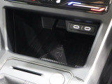 運転席小物入れには置くだけ充電も装備しています。