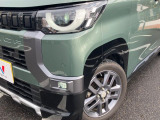 【LEDヘッドライト】悪天候や夜間走行時も良好な視界を確保し安心して運転できる高輝度LEDヘッドライトを装備!点灯速度が早く、消費電力も抑えられています。