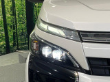 【LEDヘッドライト】悪天候や夜間走行時も良好な視界を確保し安心して運転できる高輝度LEDヘッドライトを装備!点灯速度が早く、消費電力も抑えられています。