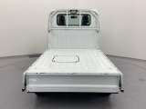 自社整備工場で点検整備をおこなってからお渡ししています。車検が残っている場合は『12ヶ月点検整備』を、車検整備付きの場合は『車検整備』をおこないます。整備費用は車両本体価格に含まれています。