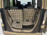 後席のシートをスライドさせると荷室空間を広げられます