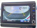 【バックカメラ】駐車時に後方がリアルタイム映像で確認できます。大型商業施設や立体駐車場での駐車時や、夜間のバック時に大活躍!運転スキルに関わらず、今や必須となった装備のひとつです