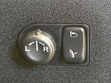 【電動格納ミラー】サイドミラーは電動格納式となっており、狭い駐車場でもキズがつくリスクを抑えられます。