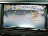ギアをリバースに入れると車両後方の映像を映し出します。画面にはガイドラインが表示され、車庫入れや縦列駐車などの際に安全確認をサポートします。