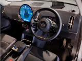 【機能的なコントロール・パネル】ドライバーがより直感的に操作できる様、コントローラーとスイッチ類を統合。きわめて高度な機能性と快適な操作フィーリングを実現しました☆