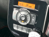【オートエアコン】一度お好みの温度に設定すれば、車内の温度を検知し風量や温度を自動で調整。暑い&hellip;寒い&hellip;と何度もスイッチ操作をする必要はありません。快適な車内空間には必須の機能ですね♪