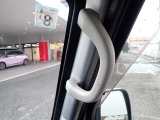 運転席側にもアシストグリップがありますので乗り降りがしやすくなっております!