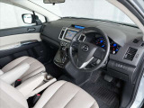 運転席は、ドライバー中心のコクピットや豊かさを感じる上質なインテリアが特徴で、機能とデザインを両立させた優れた空間デザインにより、走りへの期待が自然と高まります★☆★☆
