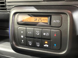 【オートエアコン】一度お好みの温度に設定すれば、車内の温度を検知し風量や温度を自動で調整。暑い&hellip;寒い&hellip;と何度もスイッチ操作をする必要はありません。快適な車内空間には必須の機能ですね♪