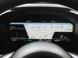 運転に必要な情報をグラフィカルに表示し、少ない視線移動で瞬時に認識できる先進的な液晶メーター。こちらはナビゲーション情報と連携する「地図画面」になります。