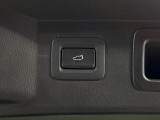 【パワーバックドア】スマートキーや運転席のボタンを押すだけでリアゲートが自動で開閉します!荷物を持っている時や、高い位置にあるバックドアを閉める際に便利な機能です♪