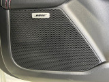 【BOSEサウンドシステム】メーカーオプションの高品位サウンドシステムを搭載。専用のチューニングが施された大小様々なスピーカーから良質なサウンドが奏でられ、臨場感あふれる音響空間を演出します。