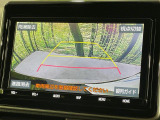 【バックカメラ】駐車時に後方がリアルタイム映像で確認できます。大型商業施設や立体駐車場での駐車時や、夜間のバック時に大活躍!運転スキルに関わらず、今や必須となった装備のひとつです!