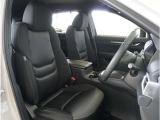 【清潔感のある運転席&助手席】隅々までクリーニングの行き届いた運転席&助手席。目立ったシミや汚れ等もございません。快適なドライブをどうぞ。